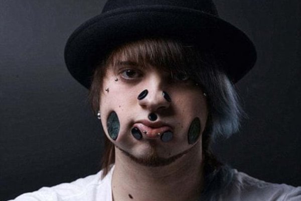 парень с туннелями щек