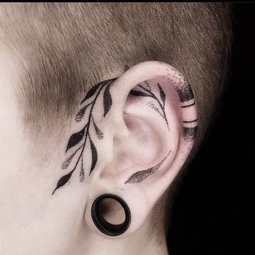 Тату на вусі