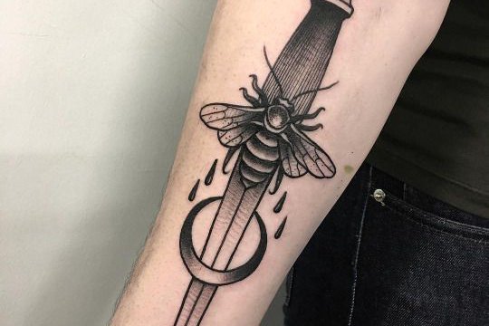 Тату ескізи кинджал