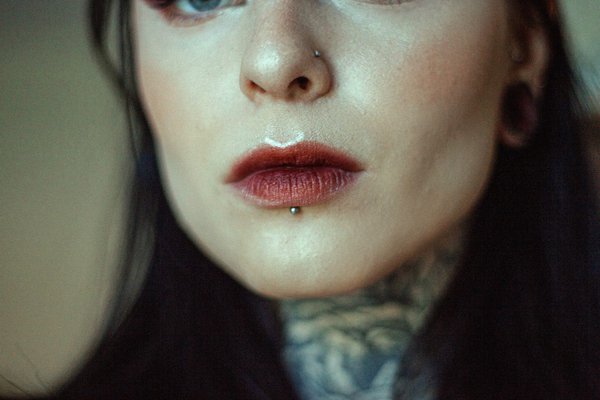 Пірсинг нижньої губи