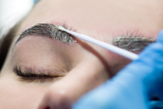 удаление ремувером татуажа бровей