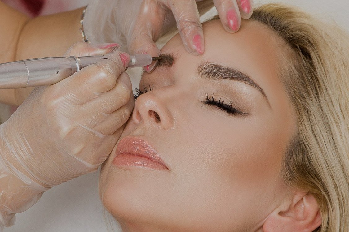 Волосковый татуаж бровей