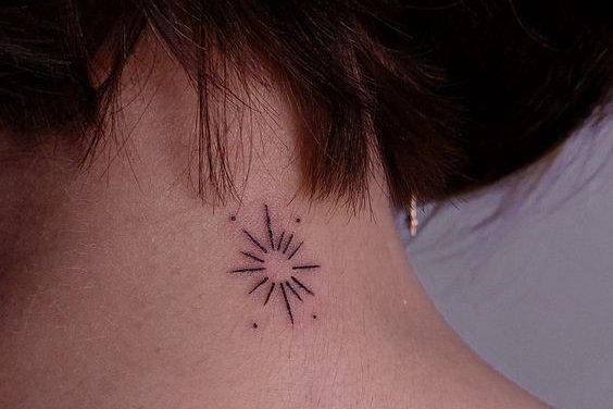 Тату на шиї для жінок