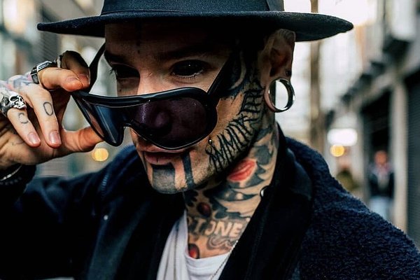 Тату на очному яблуці