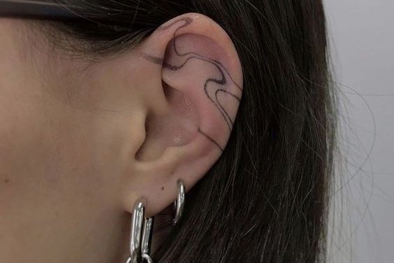 Тату на вусі