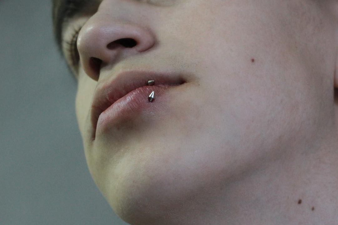 Пірсинг нижньої губи