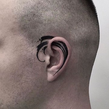 Тату на вусі