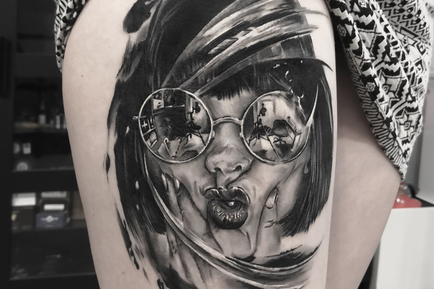 Тату-эскиз очки