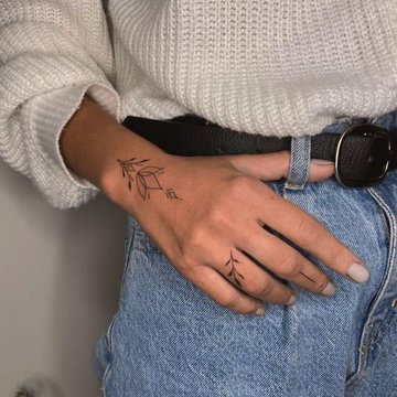 Тату на запястье