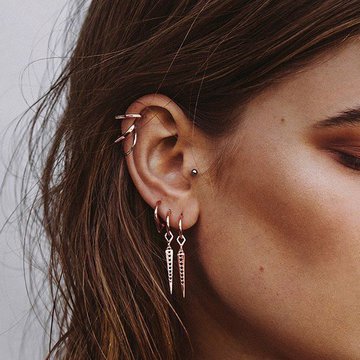 трагус на женском ухе