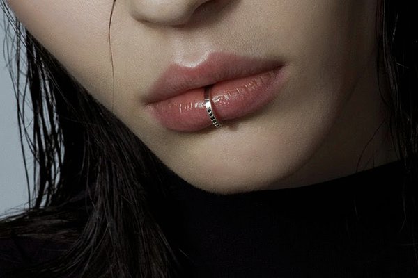 Пірсинг нижньої губи
