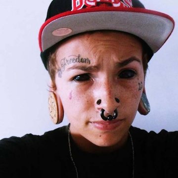 Тату на очному яблуці