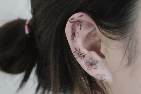 Тату на вусі