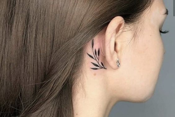Тату на шиї для жінок