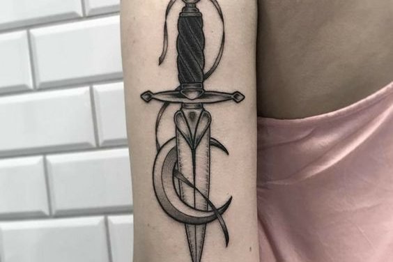 Тату ескізи кинджал