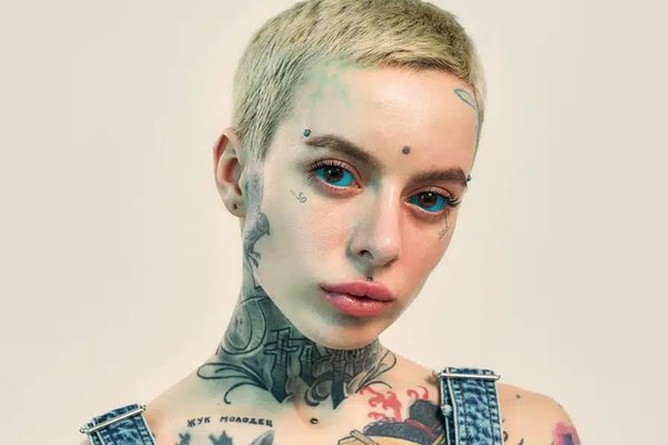 Тату на очному яблуці