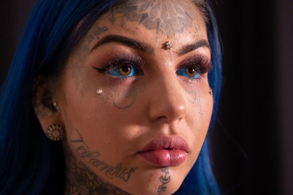 Тату на очному яблуці