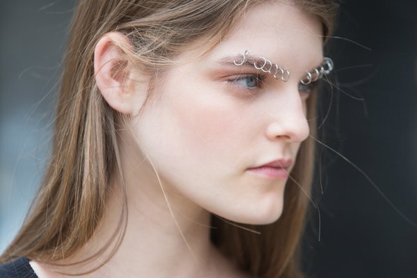 пирсинг на брови