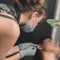 Пірсинг - голка або пістолет