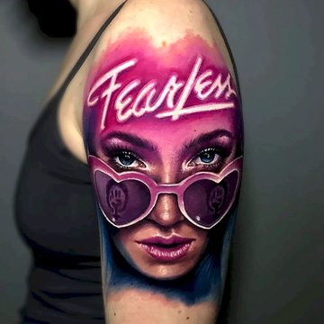 Татуировка в стиле неон-граффити на женском плече