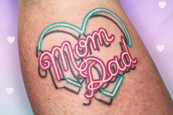 Татуировка в стиле неон-граффити на щиколотке