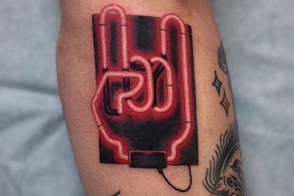 Татуировка в стиле неон-граффити на мужском предплечье