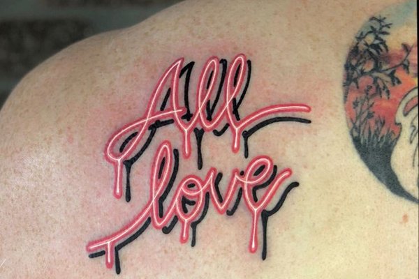 Татуировка в стиле неон-граффити на мужском плече