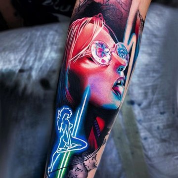 Татуировка в стиле неон-граффити с эффектом свечения