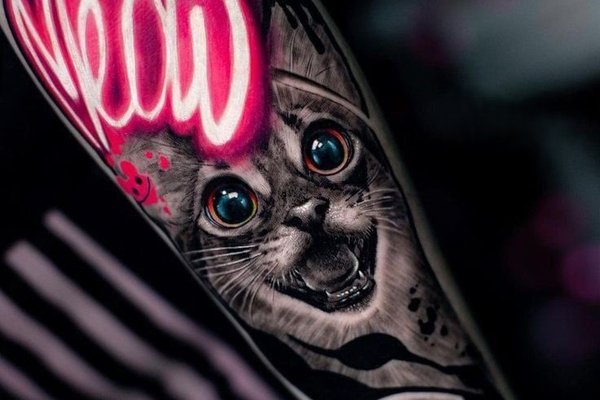 Татуировка в стиле неон-граффити с котом