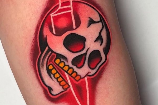 Татуировка в стиле неон-граффити череп и нож