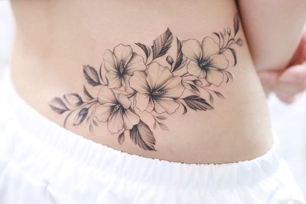 тату з гібіскусом