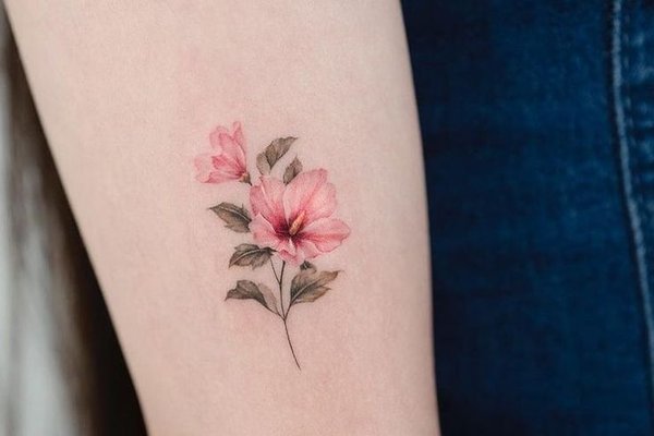тату з гібіскусом