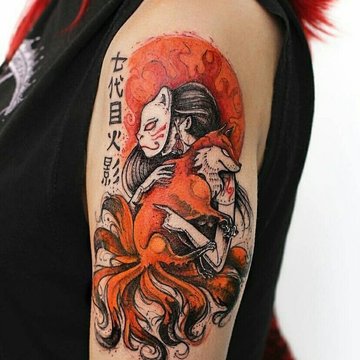 Тату кицуне на жіночому плечі