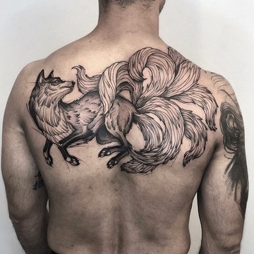 Тату кицуне на чоловічій спині