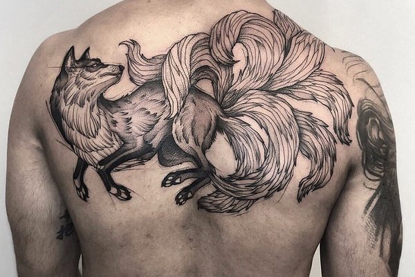 Татуировка кицунэ на спине