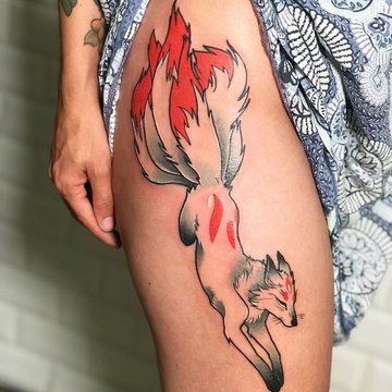Тату кицуне на жіночому стегні