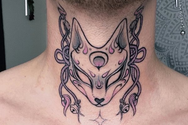 Татуировка маска кицунэ на шее