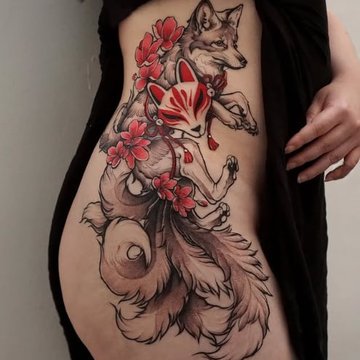 Татуировка кицунэ на бедре