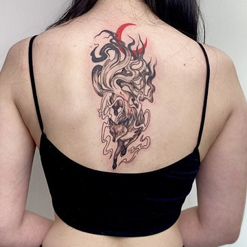 Тату кицуне на жіночій спині