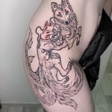 Тату кицуне на жіночому стегні