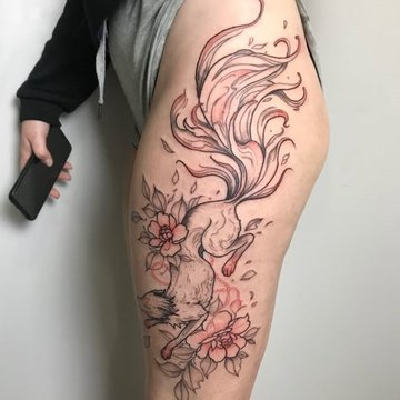 Тату кицуне на жіночому стегні