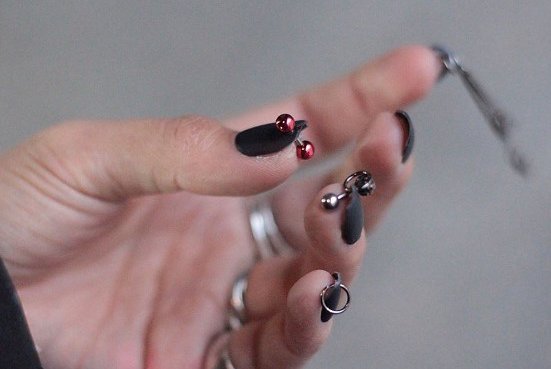 двойной пирсинг на ногтях