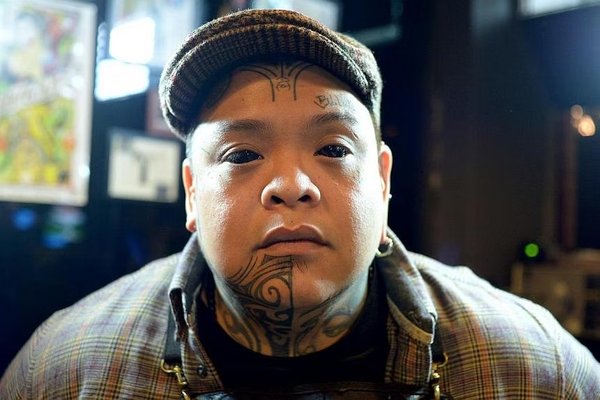 Тату на очному яблуці