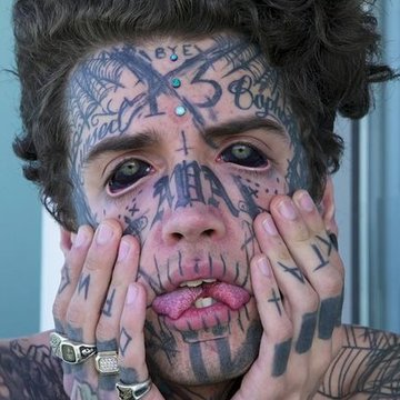 Тату на очному яблуці