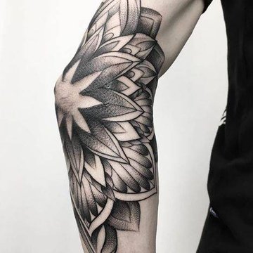 Мужские тату на локте