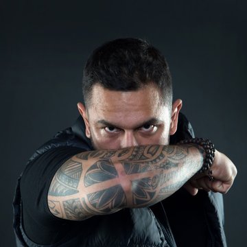 Мужские тату на локте