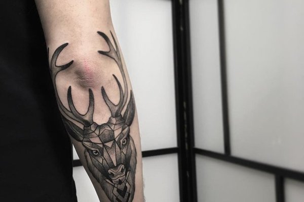 Мужские тату на локте