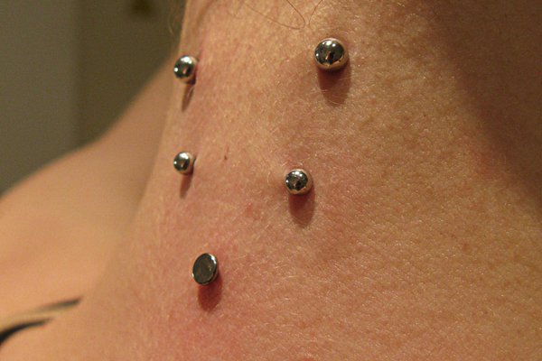 Плоскостной пирсинг