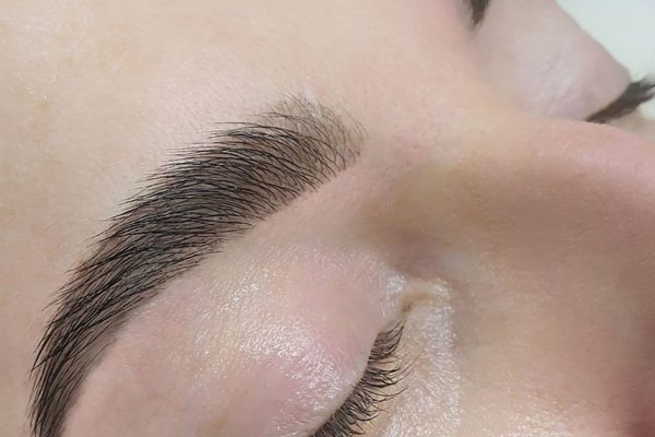 Волосковый татуаж бровей