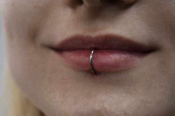 Пірсинг нижньої губи